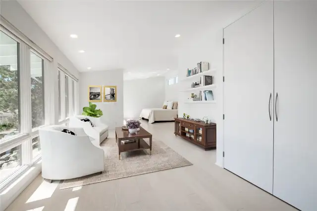 Upstairs suite w/ approx. 1,000 sq feet of living