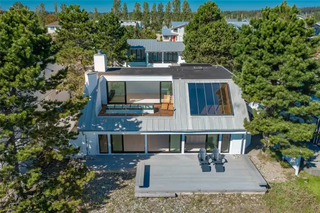 Very unique modern design and as good as new with full renovation
