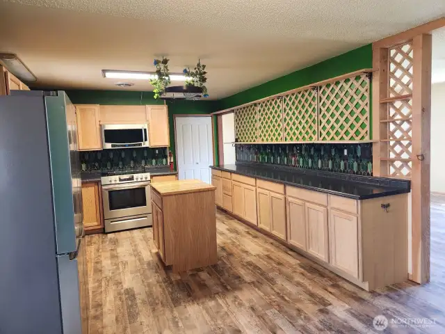 Spacious kitchen with lots of counter & storage space