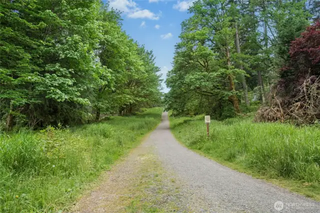 Right on the Tolt Pipeline for horseback riding, biking, walking. Miles of trails!