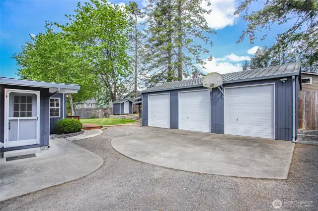 PARKING  RV parking   Parking for 6 cars in rear yard plus 1 in front of house, as well as street parking