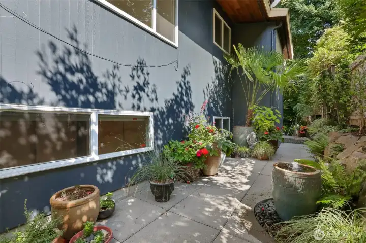 A curated garden sanctuary with sculpted landscaping, and custom screens especially crafted for privacy and serenity.