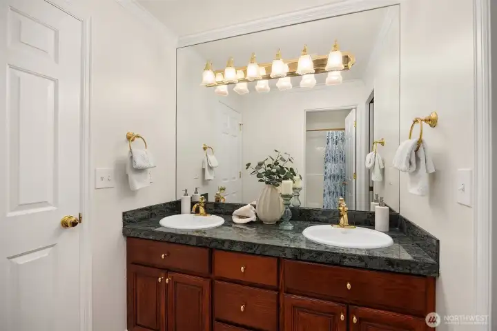 Dual access bathroom with two sinks and a shower/tub combo.