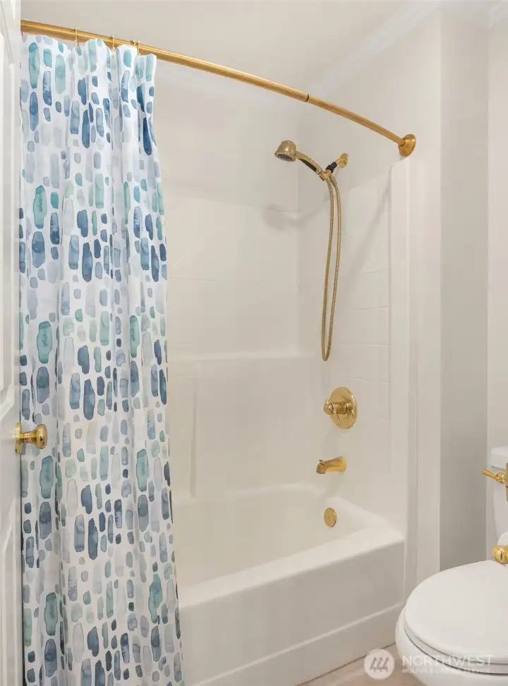 Dual access bathroom with two sinks and a shower/tub combo.