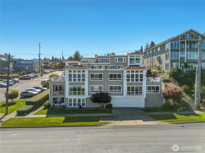 Welcome to your top-floor corner condo in Tacoma’s historic Old Town—an exceptional opportunity to live in a breathtaking Pacific Northwest setting with sweeping views of Puget Sound.