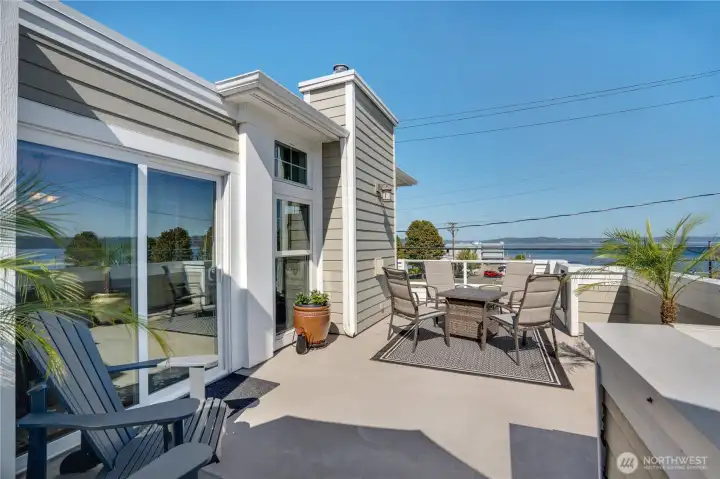 The large deck offers ample space for entertaining, dining, or relaxing—all with the vibrant backdrop of Tacoma’s waterfront.