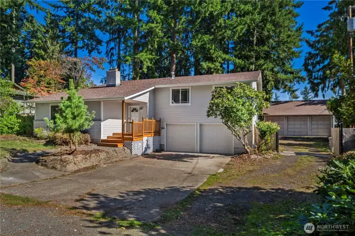 2,232 Sqft Home with A detached 36’x30’ THREE-BAY SHOP