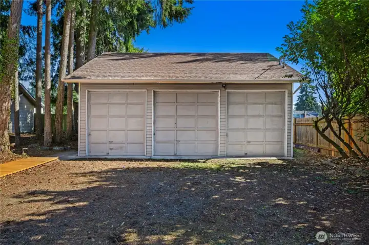 A  HUGE detached 36’x30’ THREE-BAY SHOP