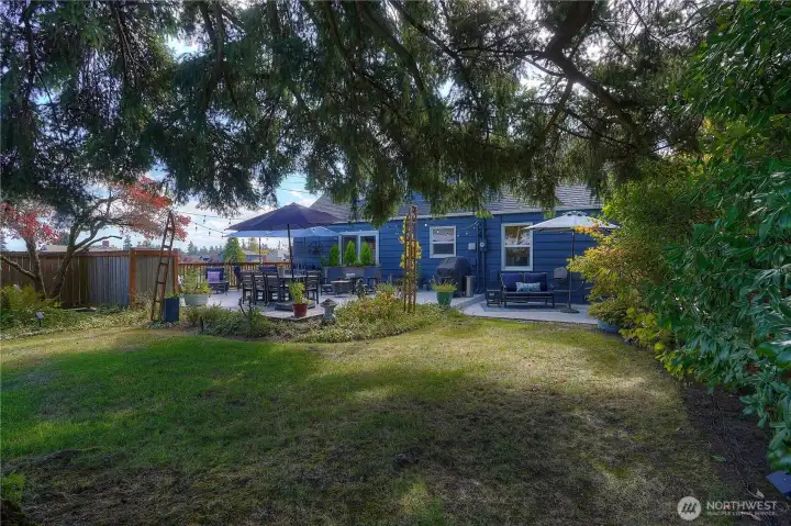 The large corner lot caters to sun worshippers and shade seekers alike and the mature landscaping and elevation of the home from the street add privacy.