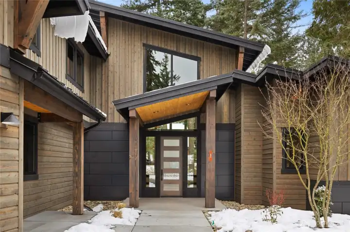 Front entry with side mudroom entrance