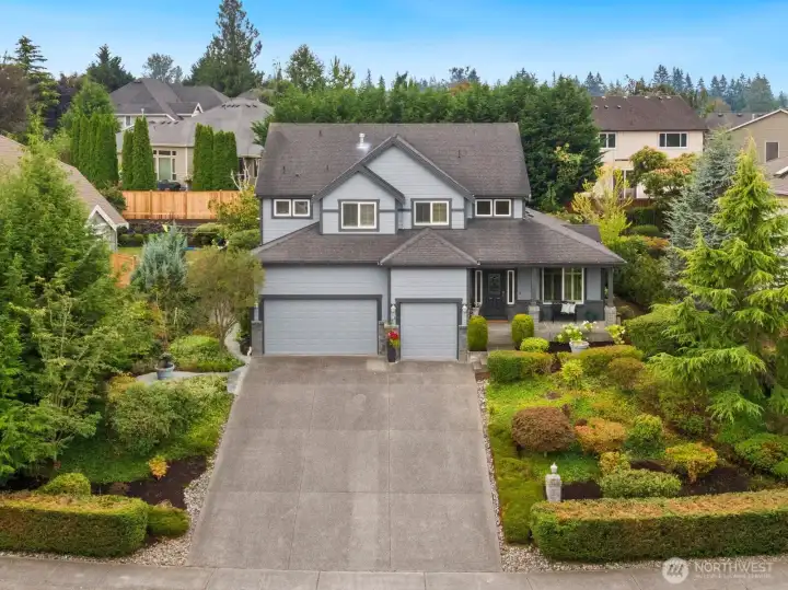 Welcome home to this stunning Zetterberg resale!