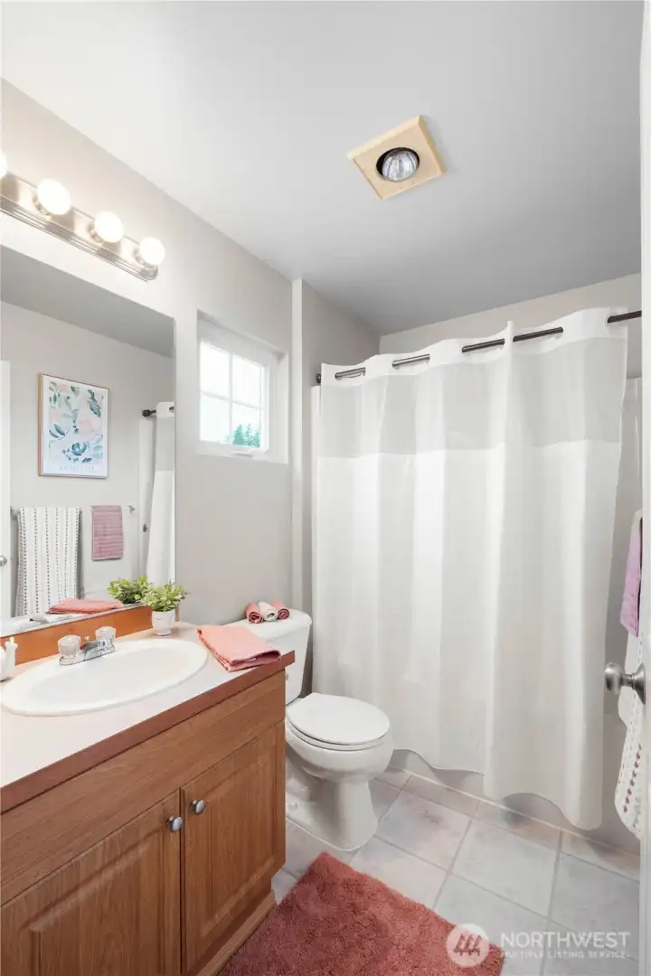 Upstairs full bathroom.