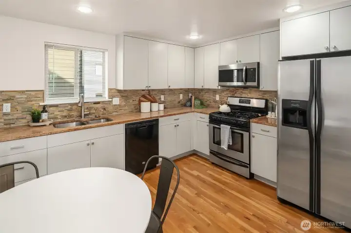 3rd floor features on eat-in kitchen