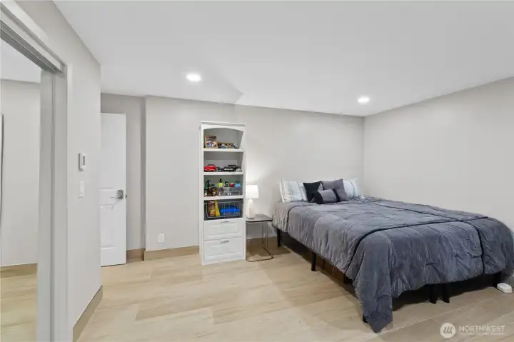 Lower Secondary Primary Suite With En-Suite Bath