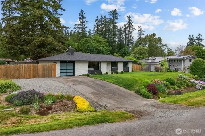 Searching for homes near Covington or Auburn? This updated rambler near Lake Meridian checks every box.