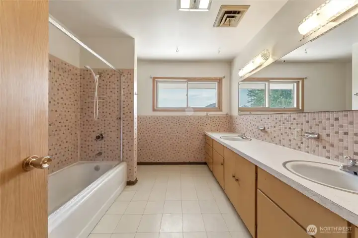 Upstairs Full Bath