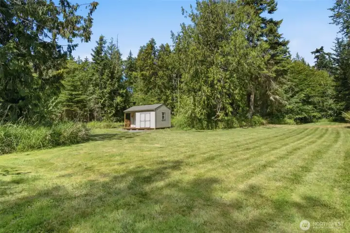 Spacious Lawn Ara for possible Guest House