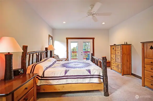 Great primary bedroom with walk in closet and private ensuite