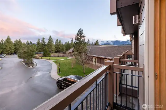Open up the slider for some fresh mountain air! Views of Peoh Point in the distance.