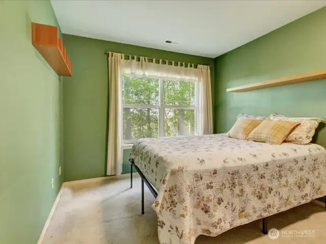 Large 2nd bedroom with queen bed