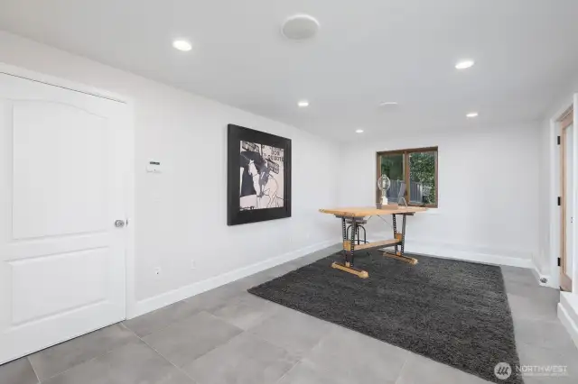 Office W/ Separate Exterior Access