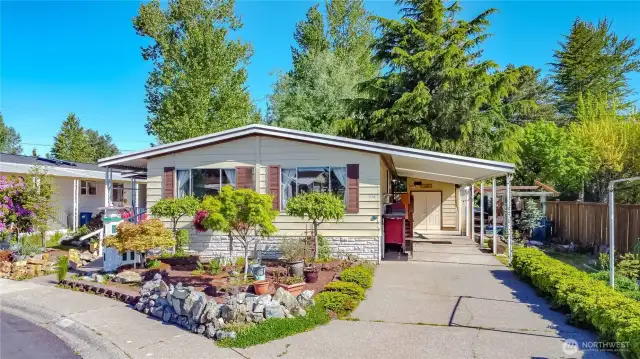 Long driveway with parking for 2+