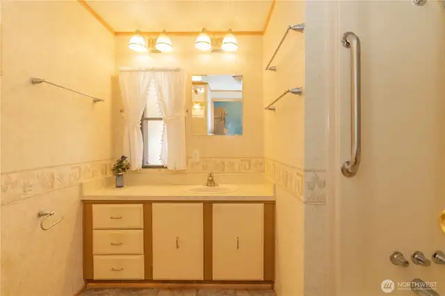 Full main bathroom