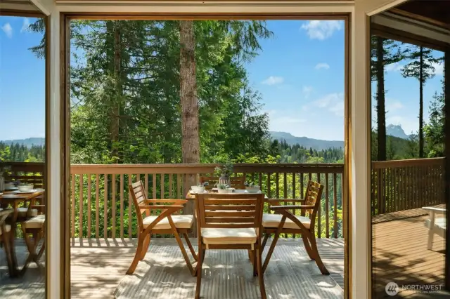 Expansive entertaining deck