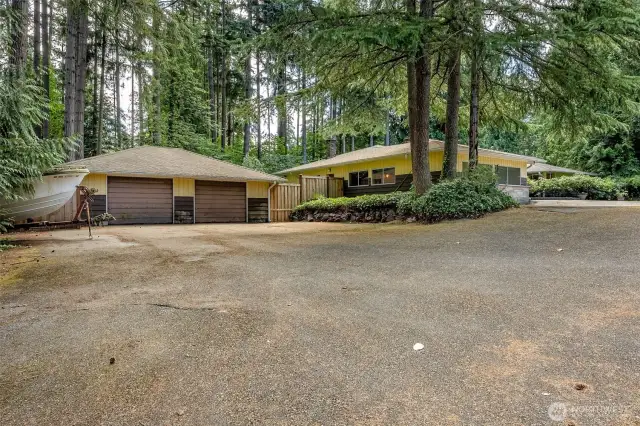 The home is 2912 sqft and the detached garage is 750 square feet.