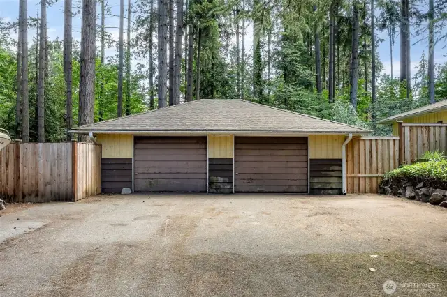 750 sqft detached garage.