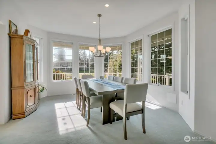 Light and bright dining room, perfect for entertaining