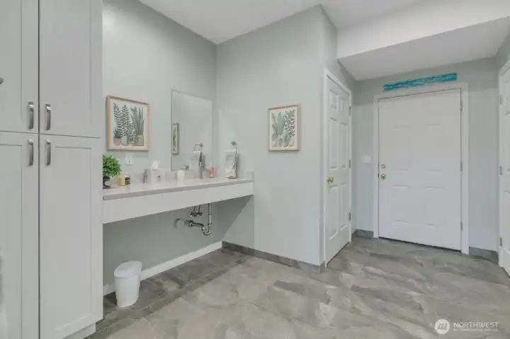 Fantastic mud room, perfect for rinsing off after a day on the lake
