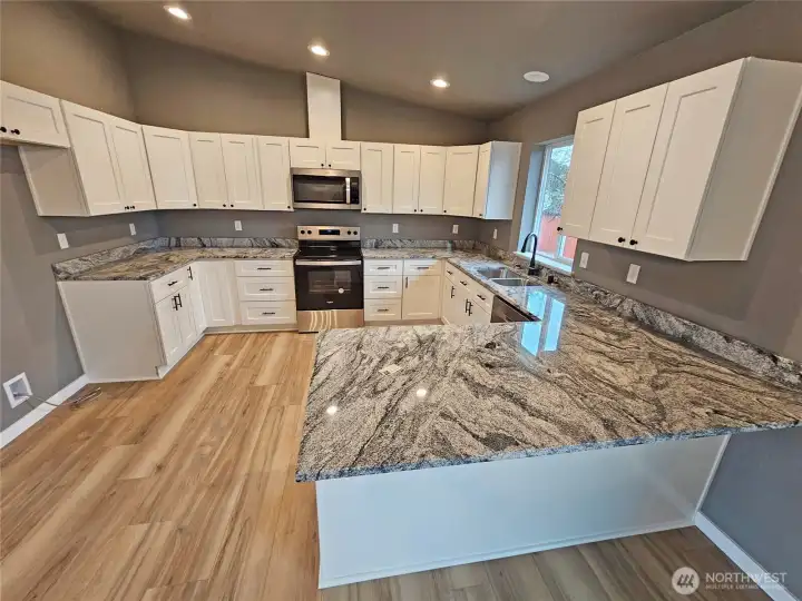 Eating bar between the kitchen and dining area