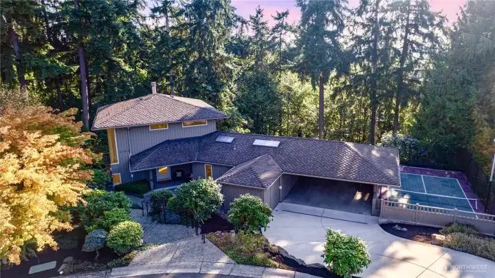 Welcome to Sandhurst, Houghton: Cul-de-sac, green belt, huge lot w/ athletic court and yard.