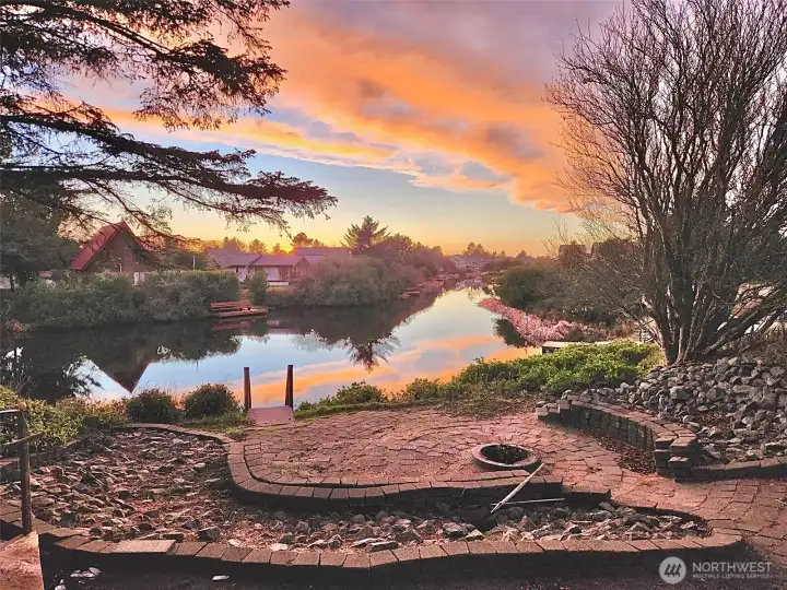 Welcome to 137 N Razor Clam Dr SW in   Beautiful Ocean Shores. Launch your   adventure directly from the dock. With the   Bell Canal's serene waters stretching before   you, enjoy peaceful paddles or simply relax   and watch the sunset. This prime location   offers a front-row seat to nature's beauty,   making every moment by the water   unforgettable.