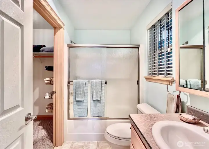 Upstairs Apartment - After a day of sun and surf, this upstairs   bathroom offers a clean and convenient   space to freshen up. Tastefully staged and   ready for use, it's the perfect spot to rinse off   sand and saltwater before relaxing or   heading out to enjoy the evening. Whether   you're hosting guests or enjoying a quiet   retreat, this bathroom adds both functionality   and comfort to your beachside getaway