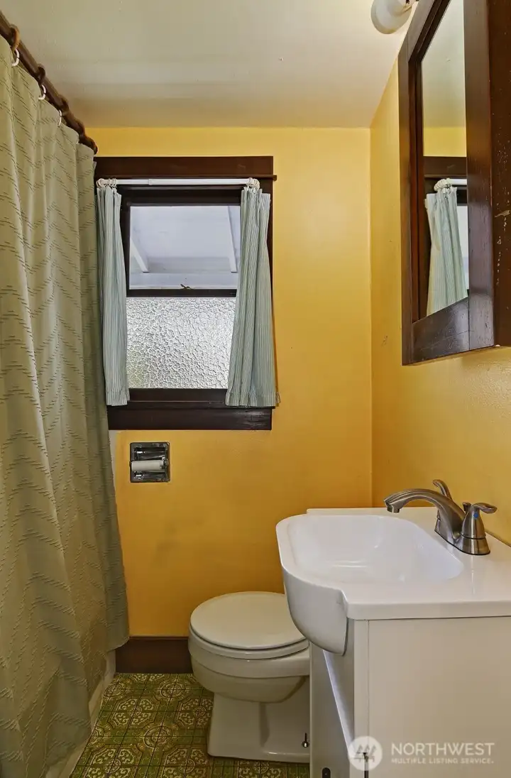 The main floor bathroom.