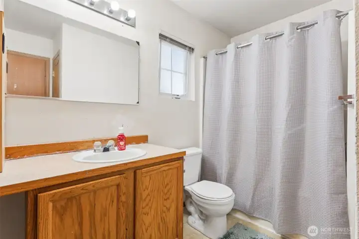 Full bathroom serving the upper-level bedrooms.