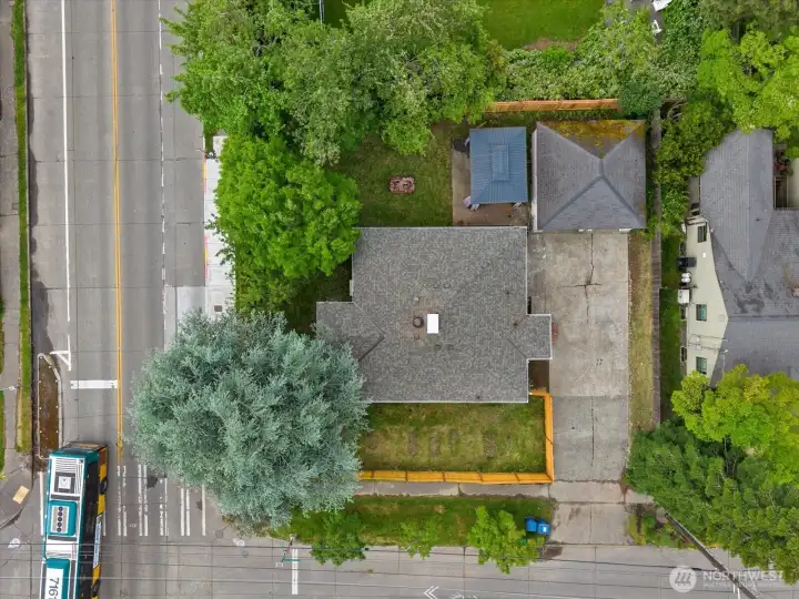 Fenced in yard. Bus line to Downtown