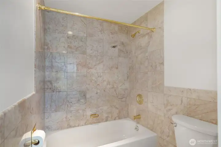 Full bath in the primary bedroom. Marble tiles. Full bath in the primary bedroom. Marble tiles.
