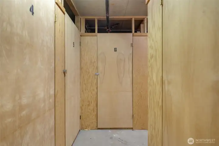 Storage locker 6 on level PL Storage locker 6 on level PL