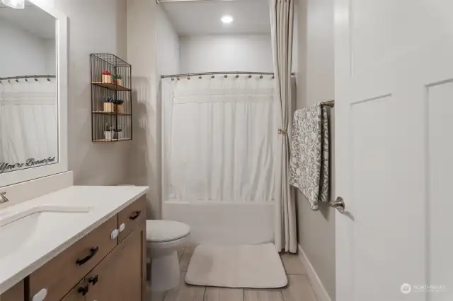 Full Bathroom- fresh and clean!