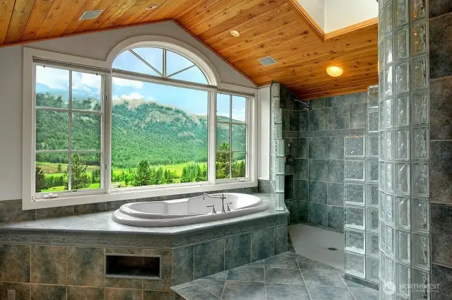 Primary en-suite bathroom