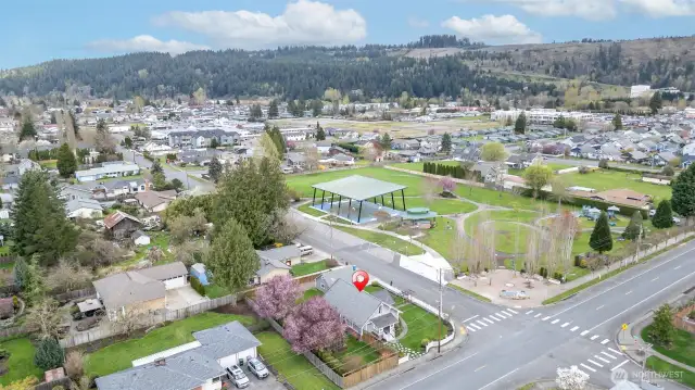 Beautiful downtown Sumner with a huge play park with bigtoy, walking trails picnic tables and covered courtyard.