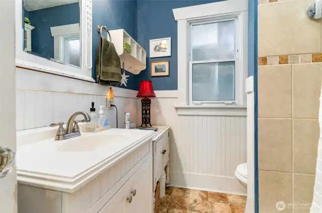 Main floor bathroom, conveniently located between the bedrooms.