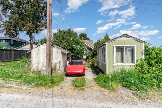 Convenient alley access to parking. Additional space that could also be used as a cozy shop for your projects or storage needs.