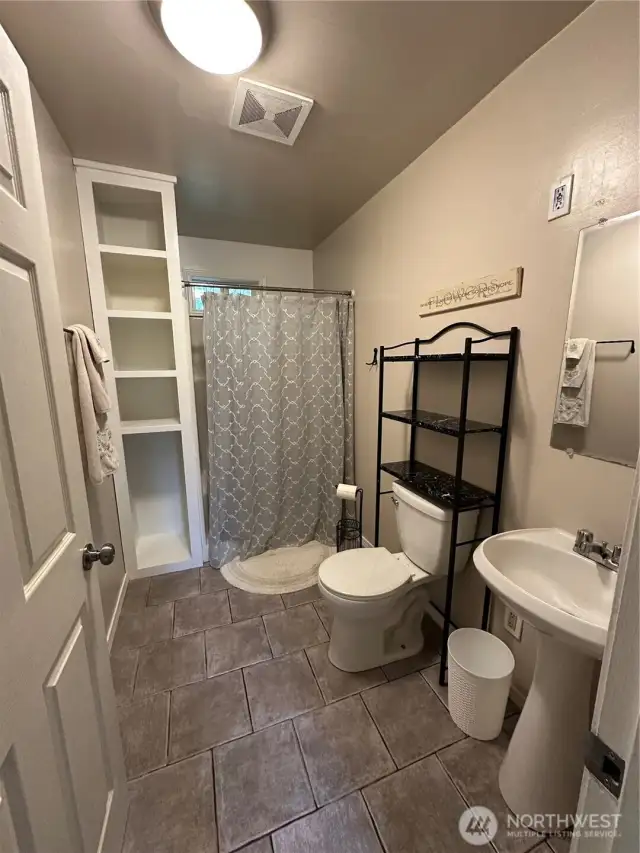 Upstairs Full Bathroom