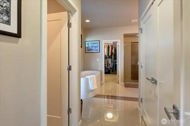 Beautiful 5-fixture bath - an owners retreat!