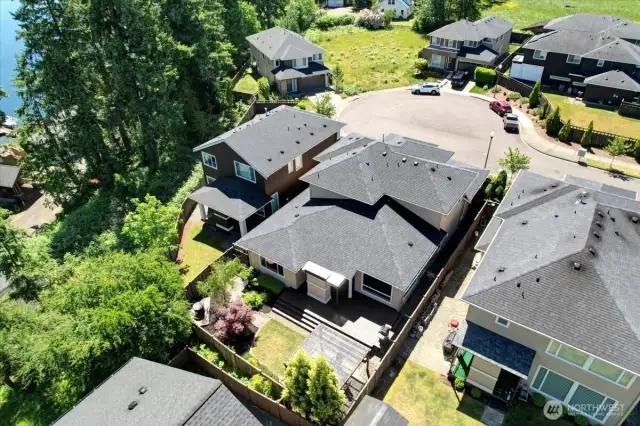Another overhead view of the back yard - ideal for entertaining.