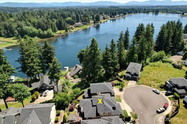 Home, situated on a cul-de-sac, provides peed-a-boo views of Lk. Meridian and Mt. Rainier.